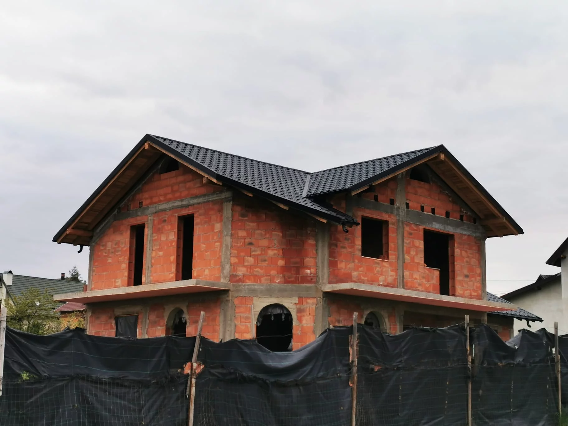 Alege un acoperiş modern pentru casa ta utilizând ţigla metalică